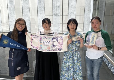 A group of alums with the new Tsuda bank note.