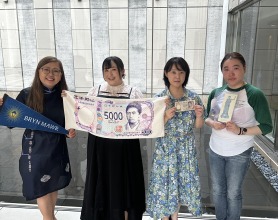 A group of alums with the new Tsuda bank note.
