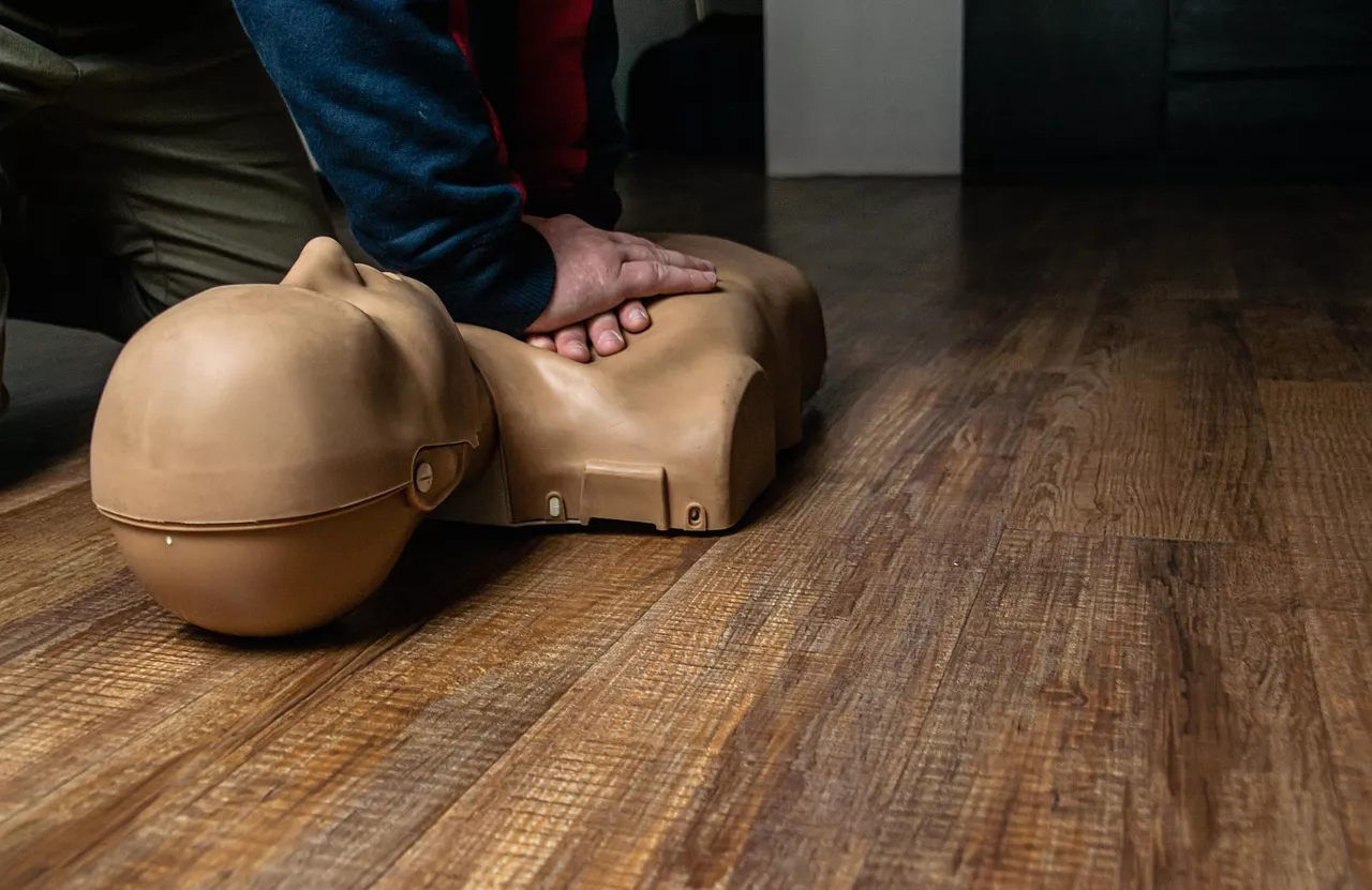 Hands pressing on a CPR dummy 