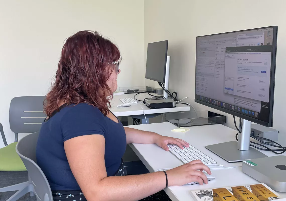 Nicole Cavalieri '26 works on the computer, creating teaching resources for the computing language R