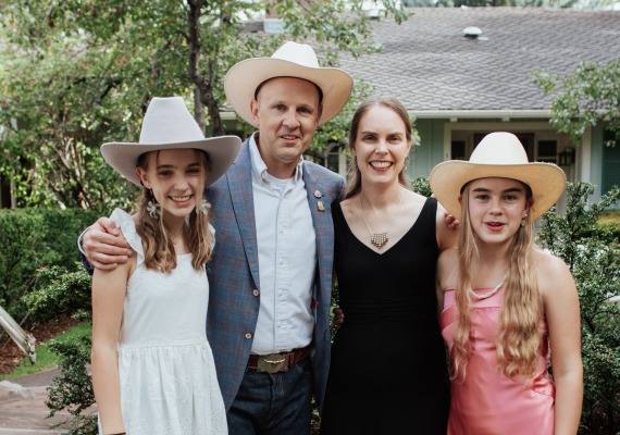 Abraham Nussbaum, Elin Kondrad, and their daughters