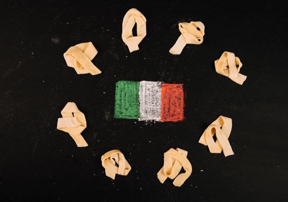 pasta-around-italian-flag